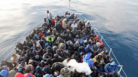Giải cứu hàng trăm người nhập cư ở vùng biển Libya