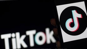 Biểu tượng TikTok trên màn hình điện thoại tại Arlington, Virginia, Mỹ. Nguồn: TTXVN