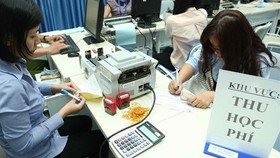 Phụ huynh tìm hiểu hình thức đóng học phí không dùng tiền mặt tại các trường học trên địa bàn quận Bình Tân, TPHCM