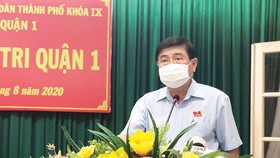 Chủ tịch UBND TPHCM Nguyễn Thành Phong trả lời ý kiến cử tri. Ảnh: MAI HOA