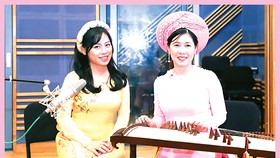Nghệ sĩ đàn tranh Đỗ Mỹ Phương (phải)