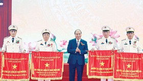 Thủ tướng Nguyễn Xuân Phúc, Chủ tịch Hội đồng Thi đua - Khen thưởng Trung ương, trao tặng danh hiệu Anh hùng Lực lượng vũ trang nhân dân thời kỳ đổi mới cho các tập thể thuộc Bộ Công an. Ảnh: QUANG PHÚC