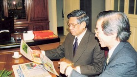 Đồng chí Lê Khả Phiêu xem các ấn phẩm Báo SGGP Ảnh tư liệu Báo SGGP