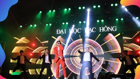 Ca sĩ Noo Phước Thịnh khuấy đảo khán đài cùng hàng nghìn sinh viên Trường Đại học Lạc Hồng trong ngày khai giảng năm học mới