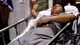Ba cháu nhỏ không người chăm sóc
