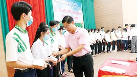 Anh Hồ Văn Đức - Trợ lý Phó Tổng Giám đốc Công ty CP Chăn nuôi C.P Việt Nam (áo hồng) đại diện CPV trao học bổng Nhân Thiện cho các em học sinh nghèo, vượt khó tại huyện Mỏ Cày Bắc, tỉnh Bến Tre
