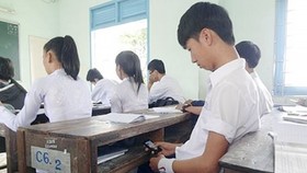 Khó giám sát học sinh sử dụng điện thoại trong trường