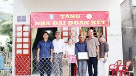 Trao tặng nhà “Đại đoàn kết” tại xã Đức Bình, huyện Tánh Linh và huyện Phú Quý, Bình Thuận
