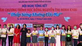 Trao học bổng cho nữ sinh và con công nhân khó khăn