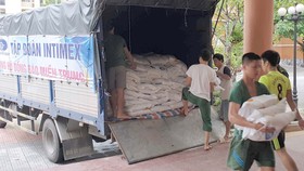 Thông qua sự kết nối của Báo SGGP, Công ty CP Tập đoàn INTIMEX (TPHCM) đã chuyển 10 tấn gạo từ miền Nam đến Thừa Thiên – Huế để giúp đỡ người dân vùng lũ