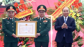 Thủ tướng Nguyễn Xuân Phúc trao tặng Huân chương Bảo vệ Tổ quốc hạng Nhất cho Tổng cục Tình báo quốc phòng, Bộ Quốc phòng. Ảnh: TTXVN