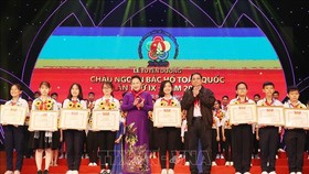 Chủ tịch Quốc hội Nguyễn Thị Kim Ngân và Trưởng Ban Tổ chức Trung ương Phạm Minh Chính tặng Bằng khen cho các đại biểu cháu ngoan Bác Hồ tại Đại hội. Ảnh: TTXVN