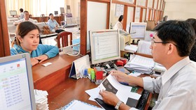 Người dân làm thủ tục hành chính tại UBND quận 7, TPHCM. Ảnh: VIỆT DŨNG