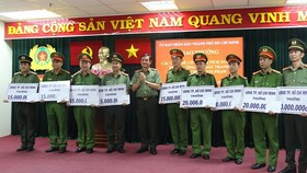 Thiếu tướng Lê Hồng Nam - Giám đốc Công an TPHCM trao thưởng cho các đơn vị