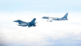 Máy bay F-16 được lãnh thổ Đài Loan mua của Mỹ bay cạnh máy bay ném bom H-6 (phải) của Trung Quốc