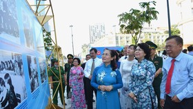 Chủ tịch HĐND TPHCM Nguyễn Thị Lệ cùng các đại biểu xem triển lãm 90 năm công tác Dân Vận. Ảnh: VIỆT DŨNG