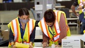 Nhân viên bầu cử đếm phiếu bầu ở thành phố Philadelphia, Pennsylvania, hôm 3-11. Ảnh: REUTERS