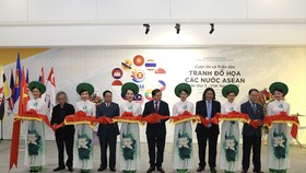 Các đại biểu cắt băng khai mạc triển lãm. Ảnh: TTXVN