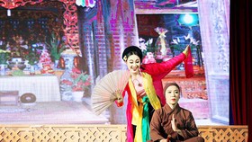 Cảnh Thị Mầu lên chùa trong vở Quan Âm Thị Kính của Nhà hát Chèo Hà Nội