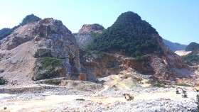 “Sẹo” trong lòng núi