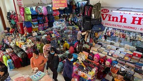 Hoạt động bán buôn, bán lẻ ở chợ Bình Tây (TPHCM). Ảnh: CAO THĂNG