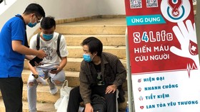 Đoàn viên Quận đoàn 1 hướng dẫn tình nguyện viên hiến máu sử dụng ứng dụng S4Life