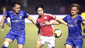 Công Phượng (giữa) và Hồ Tấn Tài (bên phải) là những gương mặt xuất sắc của CLB TPHCM và B.Bình Dương. Ảnh: THANH ĐÌNH