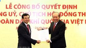 Phó Thủ tướng Thường trực Trương Hòa Bình trao Quyết định Chủ tịch Hội đồng thành viên Tập đoàn cho ông Hoàng Quốc Vượng. Ảnh: TTXVN