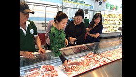 Thịt heo đông lạnh nhập khẩu được bán trong chuỗi cửa hàng San Hà Foods, góp phần làm giảm áp lực về nguồn thịt heo nóng cung ứng thị trường tết