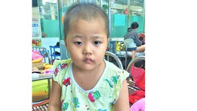 Bé gái hộ nghèo bệnh ung thư máu
