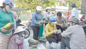 Người dân quận 9 mua dưa hấu ủng hộ nông dân Gia Lai