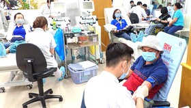 Người dân hiến máu nhân đạo tại Bệnh viện Truyền máu - Huyết học TPHCM. Ảnh: HOÀNG HÙNG
