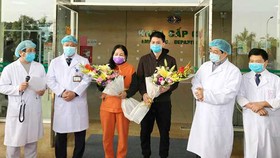 2 bệnh nhân nhiễm Covid-19 cuối cùng ở Bệnh viện Bệnh Nhiệt đới Trung ương xuất viện