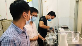 Giảng viên, học viên làm thí nghiệm tại Trường Đại học Khoa học Tự nhiên TPHCM