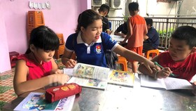 Gia sư áo xanh - một hoạt động tình nguyện nhận được nhiều sự quan tâm của phụ huynh và học sinh TPHCM. Ảnh: TIỂU TÂN
