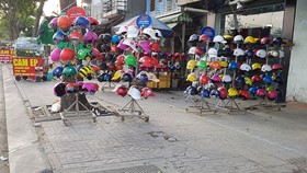 Nón bảo hiểm giá rẻ bày bán tràn lan trên vỉa hè đường Phạm Văn Đồng