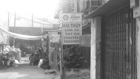Sân khu chung cư đã bị biến thành bãi chứa rác phế liệu