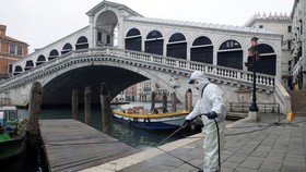 Cầu Rialto ở Venice, Italy đang được vệ sinh. Đây được xem là một biện pháp để phòng chống dịch Covid-19. Ảnh: Reuters