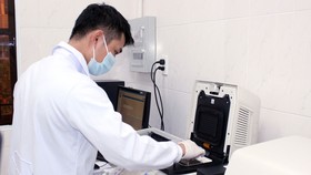 Nhân viên Trung tâm Kiểm soát bệnh tật tỉnh Đồng Nai thực hiện xét nghiệm trên hệ thống máy Real-time PCR
