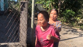 Mẹ mù nuôi con bại não