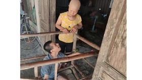 Bị ung thư còn phải gắng chăm 2 người bệnh