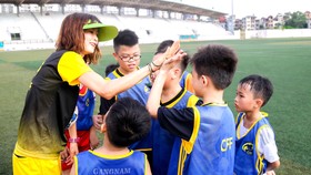 Quả bóng vàng nữ Việt Nam 2008 Ngọc Châm luôn đồng hành cùng các học trò ở Trung tâm CFF. Ảnh: P.NGUYỄN