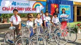 Hòa Bình trao quà tặng cho bộ đội biên phòng và học sinh vùng biên