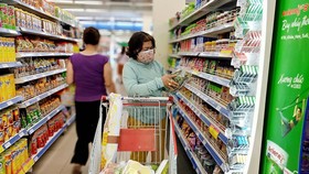Người tiêu dùng mua sắm tuân thủ việc đeo khẩu trang đảm bảo an toàn
