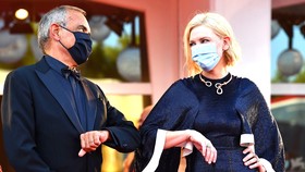Chủ tịch ban giám khảo, nữ diễn viên Cate Blanchett và Giám đốc LHP Alberto Barbera. Ảnh: Getty Images