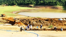 Chạy đua công trình phòng chống bão lũ