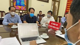 Hội đồng giám khảo nhóm 1 của Hội thi báo cáo tình hình các đội thi với Ban tổ chức