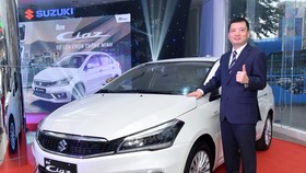 Ông Takahasa - Tổng Giám đốc Việt nam Suzuki đứng cạnh xe Ciaz mới