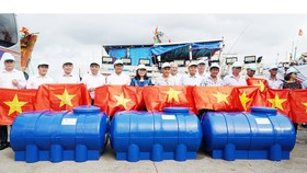 Tặng 300 bồn chứa nước ngọt cho ngư dân