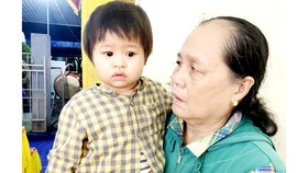 Cháu An Nhiên cùng bà nội